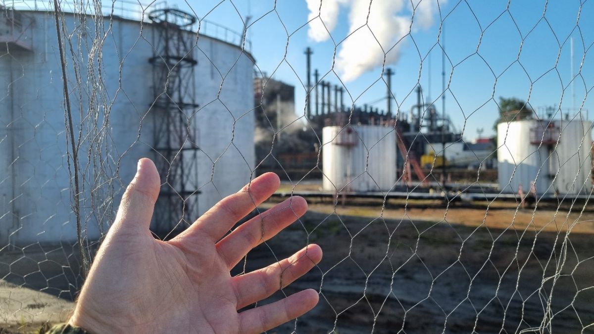 Фрагмент сетчатого ограждения промышленной площадки